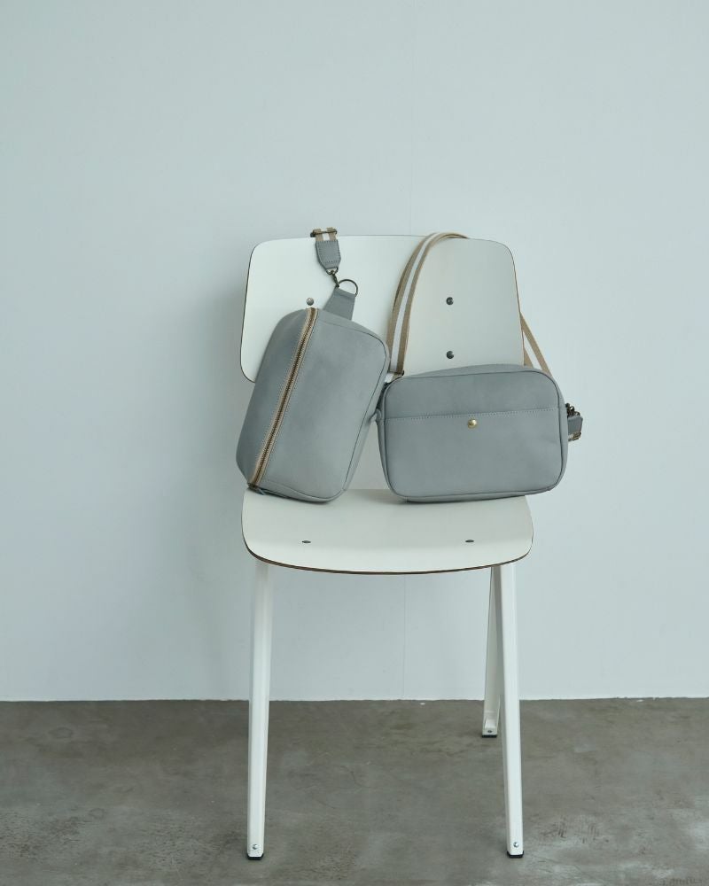 (左)All story ボディバッグ・(右)All story スクエアショルダーバッグ