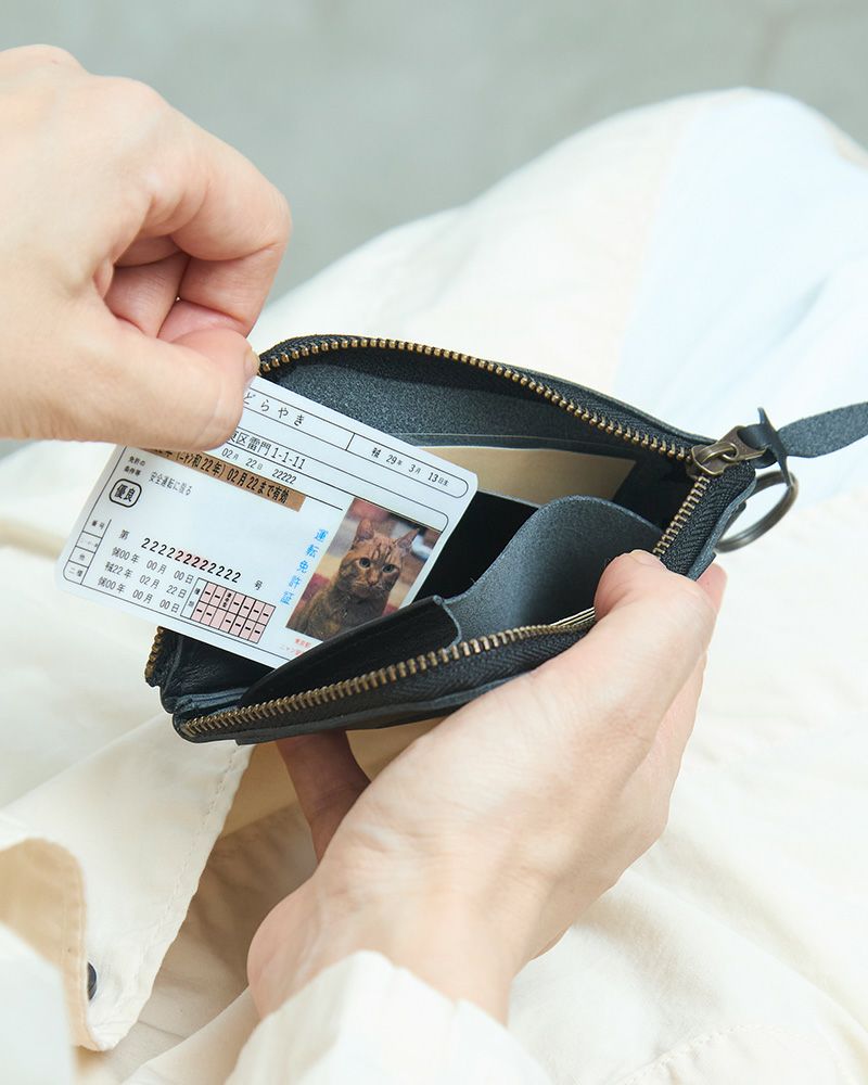 内側に仕切りがあるのでカードをスッキリ収納できます。／キャンディ Ｌ型カードパスケース ネイビー