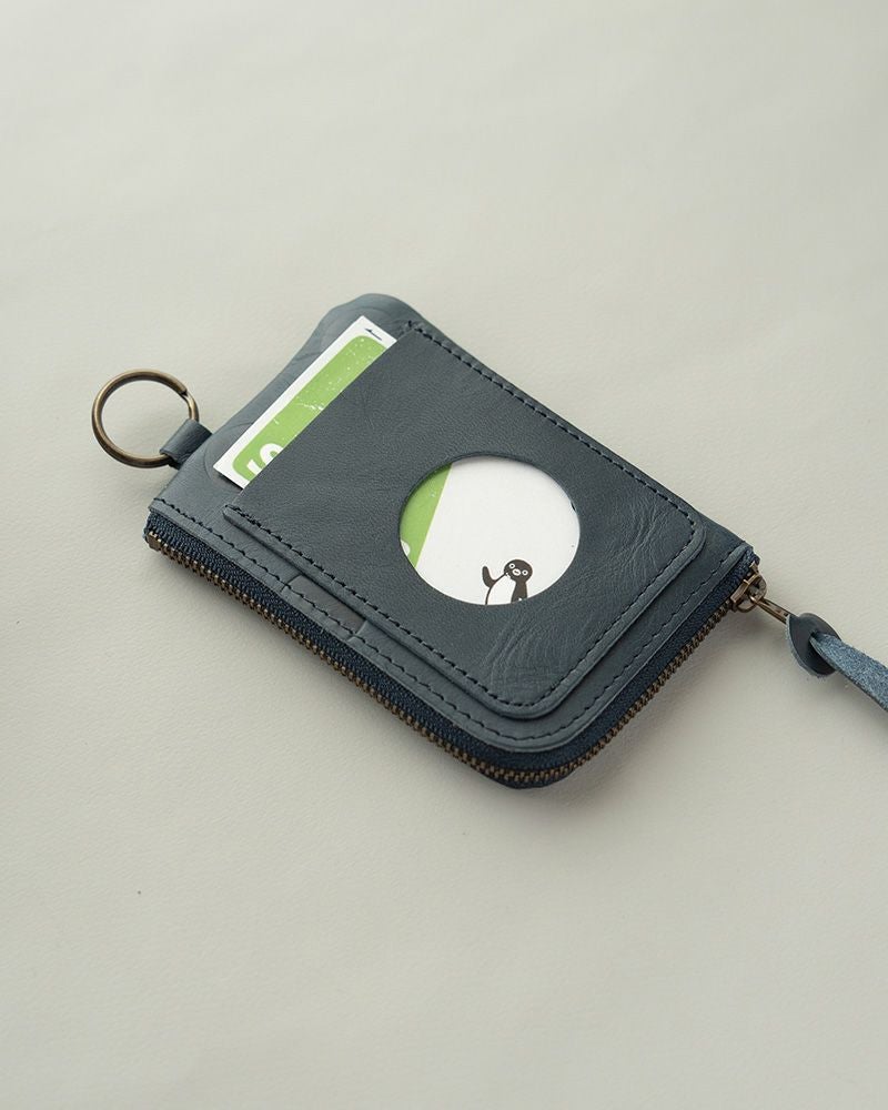 背面にはパスケースがついていて 改札や支払いもこれ一つでスマートに キャッシュレス派のミニウォレット としても活躍しそう